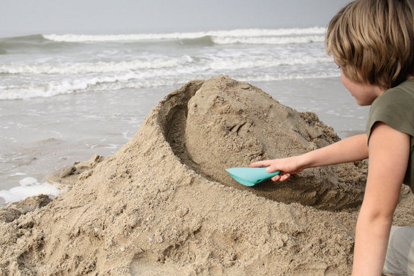 Quut Toys -  Cuppi - Shovel, Sifter and Ball All in One! Ocean