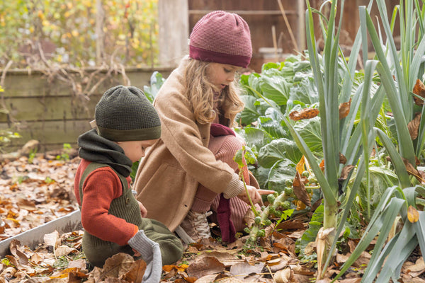 Kids kneeling on ground in wool Knitted beanies 